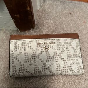 Small white Micheal Kors wallet